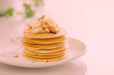 Çikolata, bal, fındık ve plaka taş zemin üzerine muz dilimleri ile lezzetli gözleme yığını