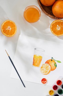 Portakal meyvesi ve el çiziminden oluşan tropik yaz konsepti.
