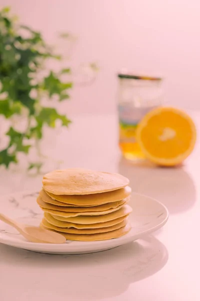 Stapel Von Leckeren Pfannkuchen Auf Teller Isoliert Auf Weiß — Stockfoto