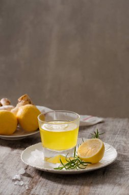 Zencefil çay limon ve biberiye plaka, mevsimlik içecek konsepti üzerinde 