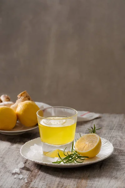 Thé Gingembre Avec Citron Romarin Dans Une Assiette Concept Boisson — Photo