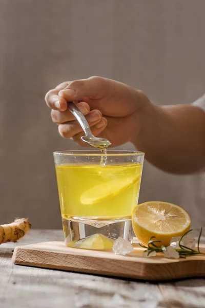 Homme Préparant Limonade Citron Frais Sur Fond Bois — Photo