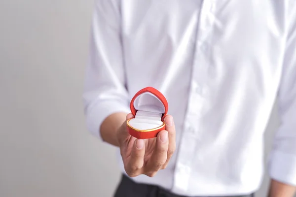 Elegante Homem Branco Camisa Aberta Coração Forma Vermelho Segurando Caixa — Fotografia de Stock