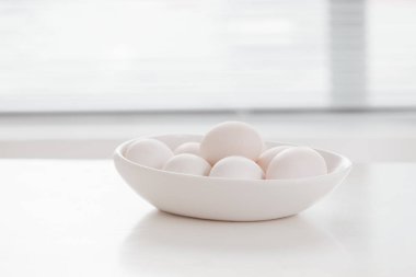 Beyaz kase yumurta Paskalya için ahşap masanın üzerine pişmiş.