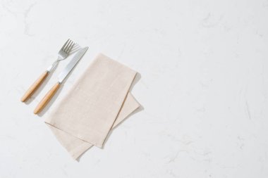 Peçete ve çatal bıçak takımı beyaz arka planda, yakın çekim 