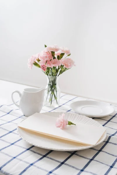台所用品 白い背景の上に花とテーブルの設定 — ストック写真
