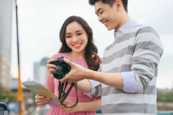 Молоді Азіатські Коханці Використовують Камеру Насолоджуються Подорожами Разом Міським Пейзажем — стокове фото