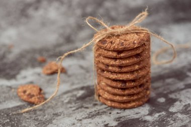 Fırından yeni çıkmış taş zemin üzerine sicim ile bağlı çikolatalı kurabiye