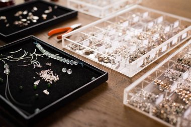 Takı yapma, ahşap masa üzerinde renkli taş boncuklar için Araçlar