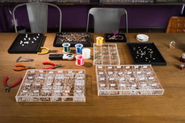 Takı araçları ve renkli taş boncuklar oldukça üzerinde goldsmith İşyeri