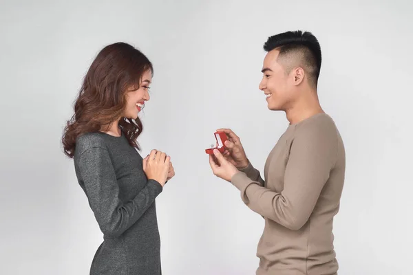 Ásia Homem Dando Jóias Caixa Para Mulher Luz Fundo — Fotografia de Stock