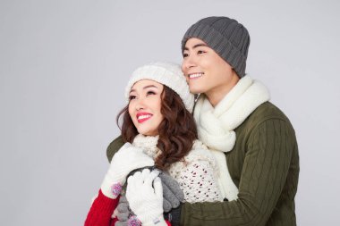 Mutlu Genç Asyalı Çift gri arka plan üzerine sarılma