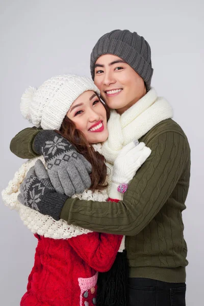 Glücklich Junge Asiatische Paar Umarmung Auf Grauem Hintergrund — Stockfoto