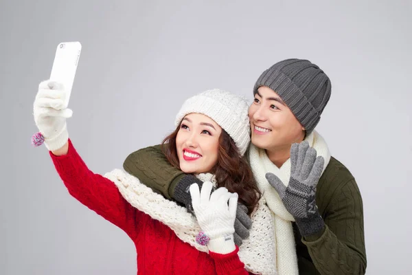 Glückliches Junges Asiatisches Paar Umarmt Und Macht Selfie Mit Smartphone — Stockfoto