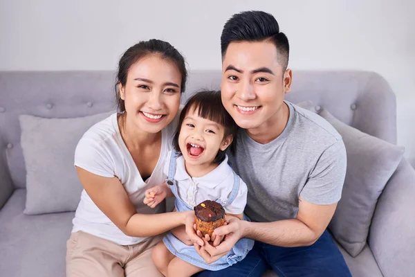 Família Feliz Segurando Cupcake Sala Estar Casa — Fotografia de Stock