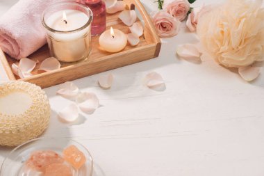 Spa ahşap tepsi rose çiçek yaprakları ve mumlar