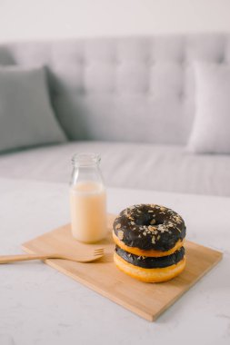 Yönetim Kurulu, yakın çekim şişe süt ve çörek üzerinde ahşap kesim 