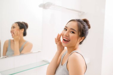 Güzel kadın yüzünü banyoda el ile dokunmak