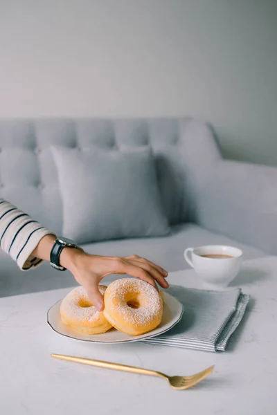 Hand Nimmt Köstlichen Donut Mit Zuckerbelag Vom Weißen Teller Auf — Stockfoto