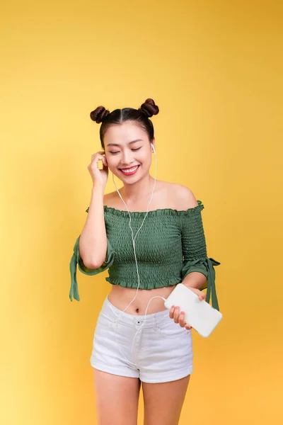 Mode Leende Asiatisk Kvinna Anläggning Smartphone Och Lyssna Musik Hörlurar — Stockfoto