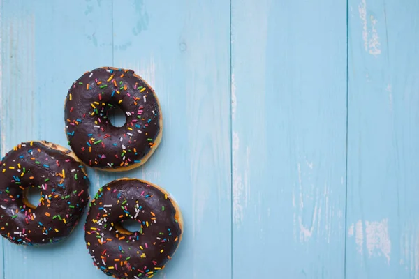 Donuts Chocolate Horno Con Glaseado Chocolate Mesa Madera Azul — Foto de Stock