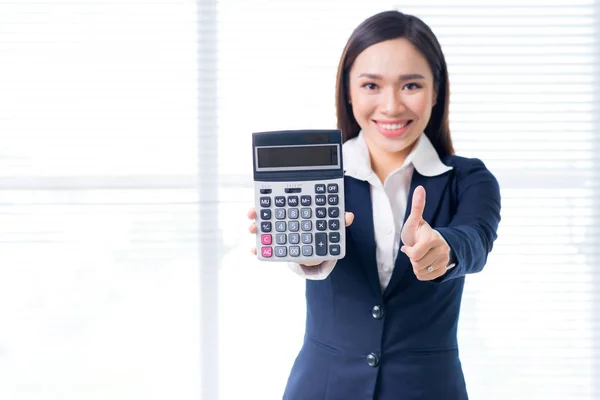 Sorrindo Retrato Mulher Negócios Escritório Segurando Calculadora — Fotografia de Stock