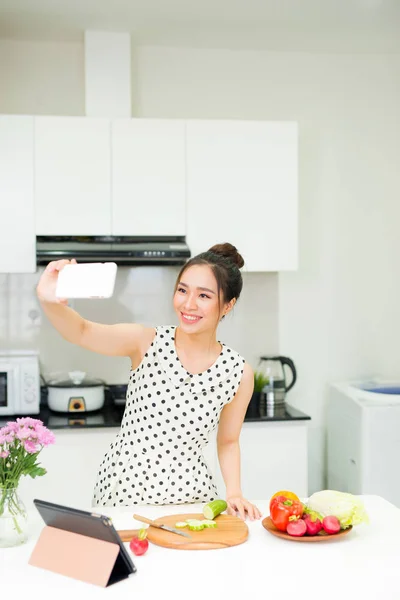 Joven Bonita Mujer Tomando Selfie Con Teléfono Inteligente Mientras Cocina — Foto de Stock