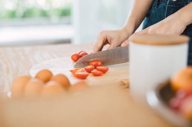 Salata hazırlanıyor. Kadın şef kesme taze sebze. Pişirme işlemi. Seçici odak