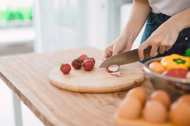 Salata hazırlanıyor. Kadın şef kesme taze sebze. Pişirme işlemi. Seçici odak