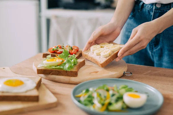 Nahaufnahme Der Hände Eines Jungen Mannes Der Hause Ein Sandwich — Stockfoto