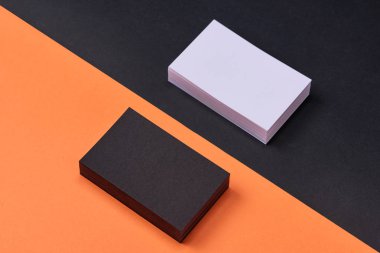 Kimlik marka için şablon. Kartvizit mockup iki renk arka plan üzerinde