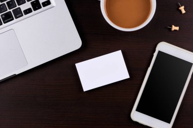 Mockup Cellphone ile boş perde ve iş kartları