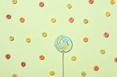 lolipop şeker Mısır renkli halkalar nane zemin üzerine