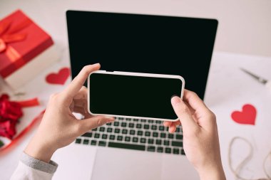 Adam akıllı telefon ile boş ekran kullanarak Internet üzerinden alışveriş.