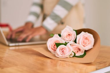 Erkek Çiçekçi Çiçek dükkanında işyerinde laptop ile çalışma