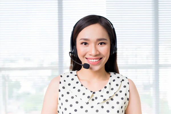 Portrét Mladé Krásné Asijské Ženy Headsetu — Stock fotografie