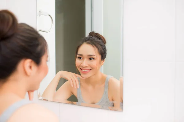 Mooie Vrouw Aanraken Van Gezicht Met Handen Badkamer — Stockfoto