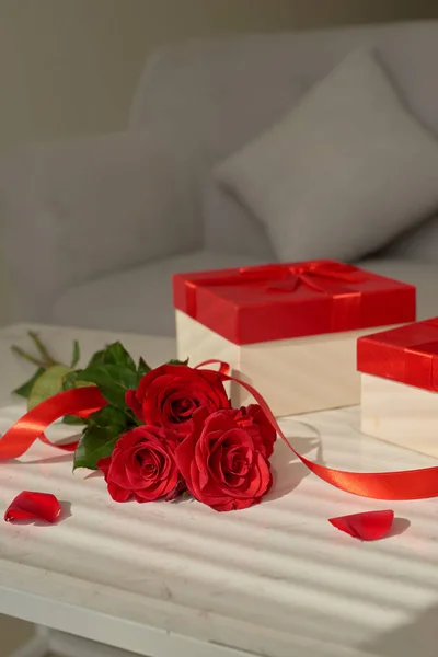 Valentinstagsgeschenke Und Rote Rose Auf Dem Tisch — Stockfoto