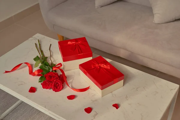 Valentinstagsgeschenke Und Rote Rose Auf Dem Tisch — Stockfoto