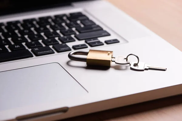 Närbild Låst Lås Och Nyckel Tangentbord Laptop — Stockfoto