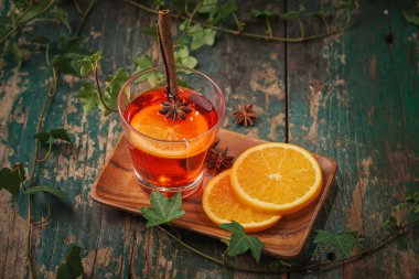 Rustik ahşap masa Noel mulled şarap