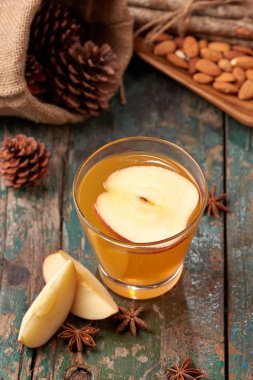 Elma çayı cam ahşap masa üzerinde kabuk tarçın ile sıcak içecek
