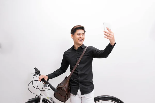 Азиатский Мужчина Стоящий Возле Велосипеда Делающий Селфи Смартфоне — стоковое фото