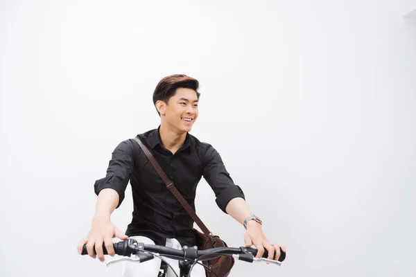 Молодой Азиат Сидит Велосипеде Белом Фоне — стоковое фото