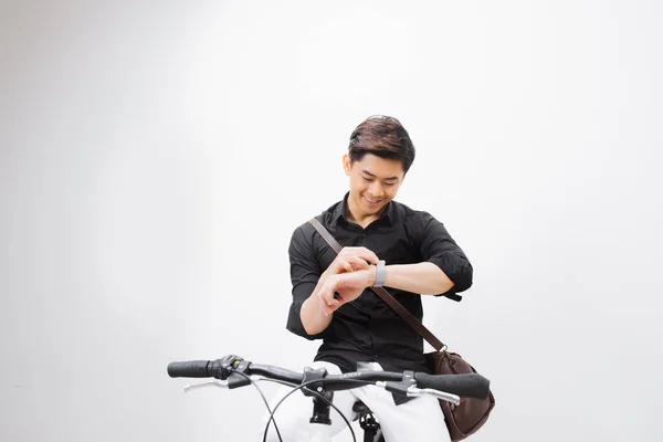 Азиатский Хипстер Наслаждается Поездкой Велосипеде Проверяет Время Watchac — стоковое фото