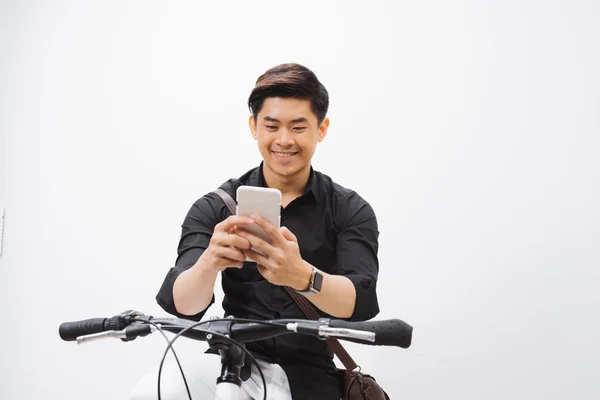 Азиатский Бизнесмен Сидит Велосипеде Использует Смартфон — стоковое фото