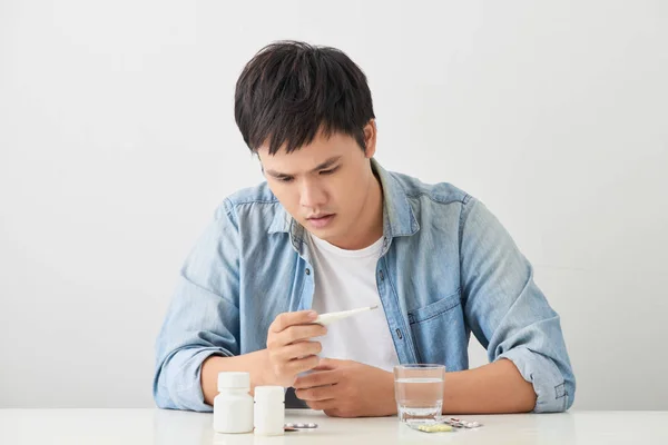 Enfermo Joven Asiático Hombre Mirando Termómetro — Foto de Stock