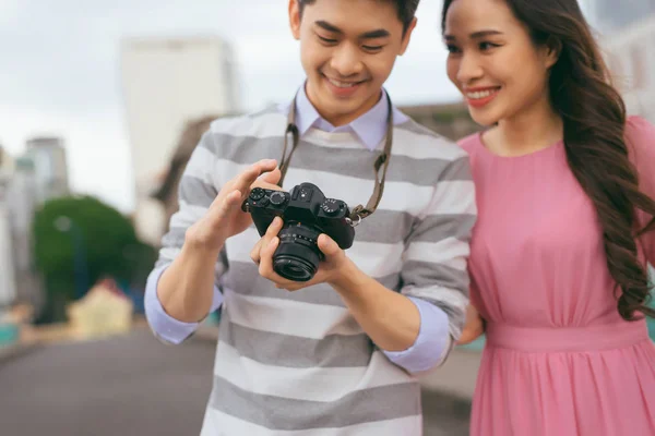 Giovani Amanti Passeggiando Città Vacanza Godendo Viaggiare Insieme All Aperto — Foto Stock