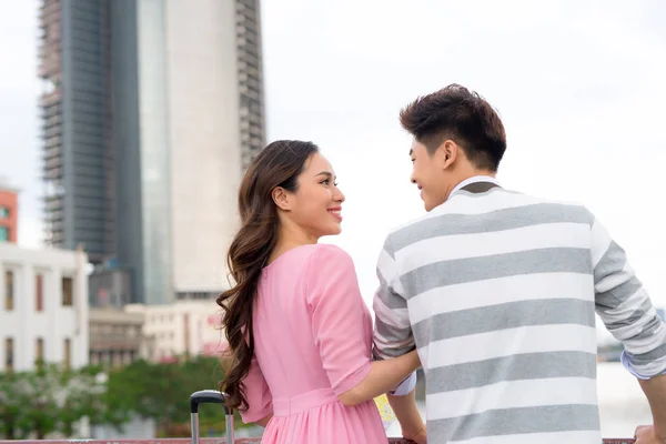 Pareja Con Maleta Pie Ciudad Mirando Alrededor — Foto de Stock