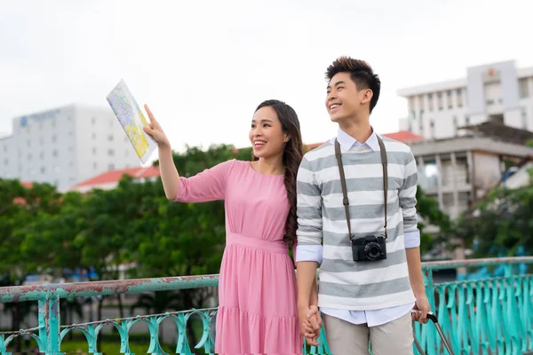 Feliz Jovem Asiático Casal Viajando Cidade — Fotografia de Stock